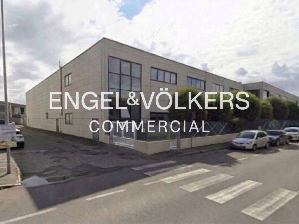 locale commerciale in vendita a Seregno