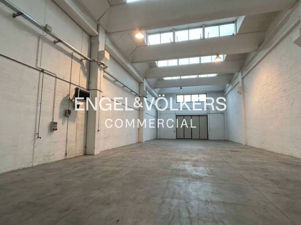 locale commerciale in vendita a Seregno