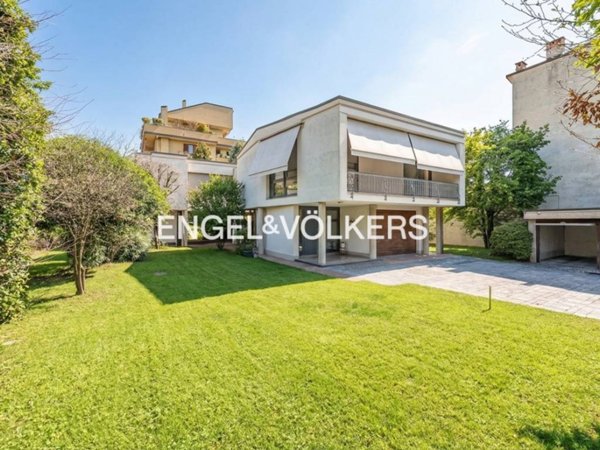 casa indipendente in vendita a Seregno