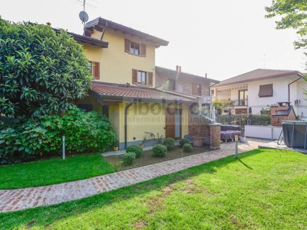 casa indipendente in vendita a Seregno