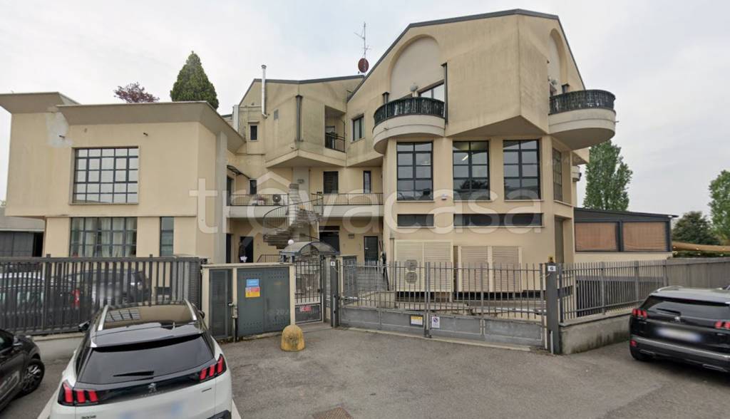 locale commerciale in vendita a Seregno