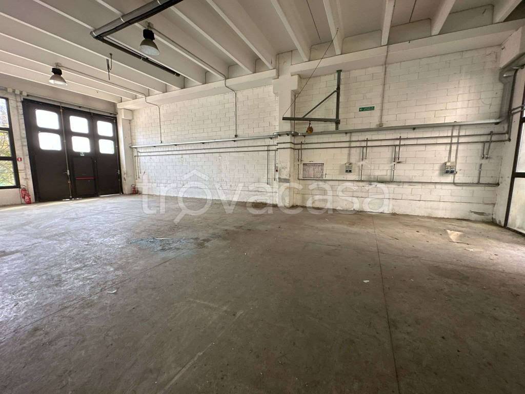 locale commerciale in vendita a Seregno