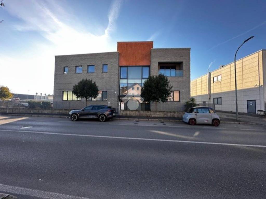 locale commerciale in vendita a Seregno