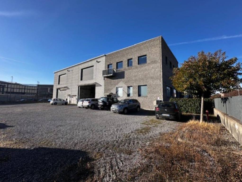 locale commerciale in vendita a Seregno