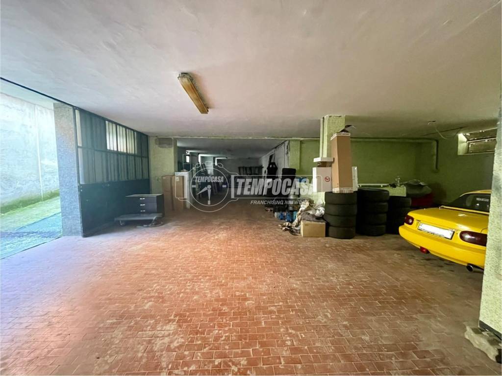 locale commerciale in vendita a Seregno