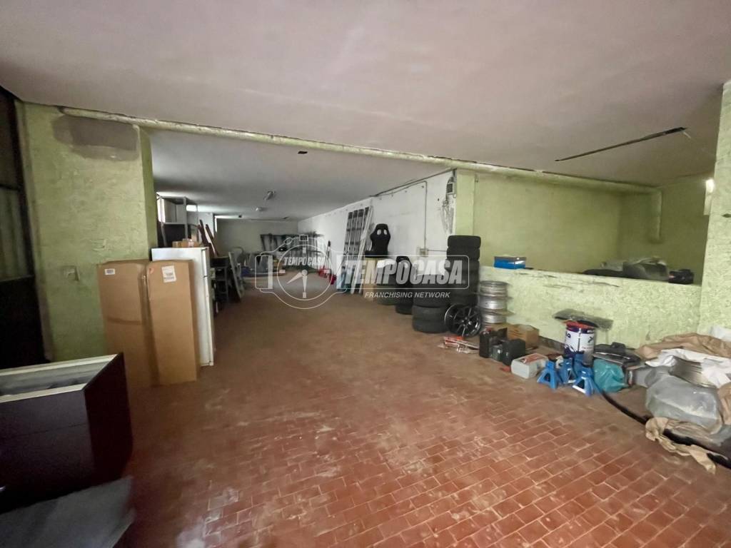 locale commerciale in vendita a Seregno