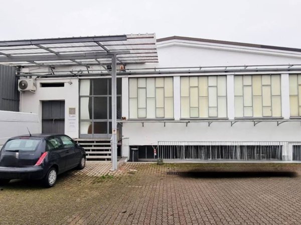 locale commerciale in vendita a Seregno