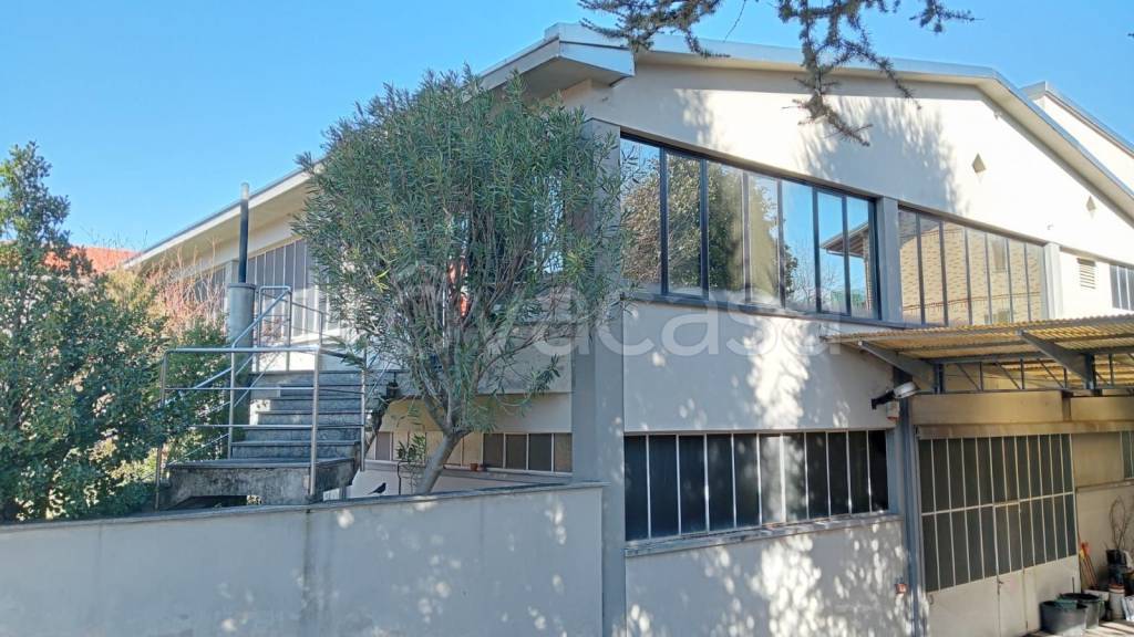 locale commerciale in vendita a Seregno