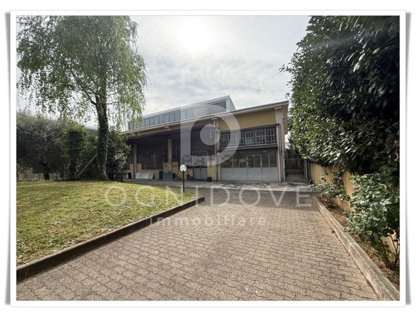 locale commerciale in vendita a Seregno