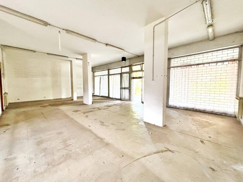 negozio in vendita a Seregno