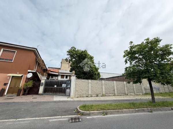 locale di sgombero in vendita a Seregno