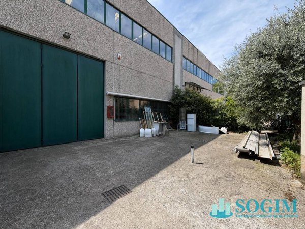 capannone in vendita a Seregno