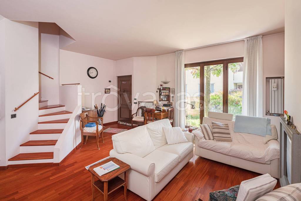 casa indipendente in vendita a Seregno