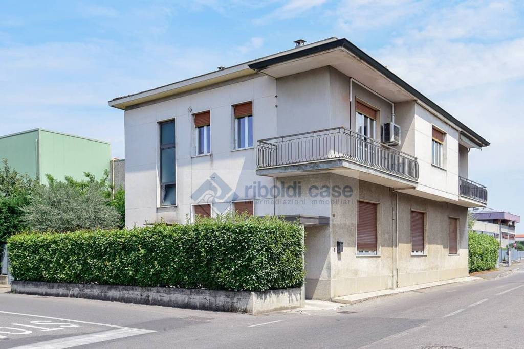 casa indipendente in vendita a Seregno