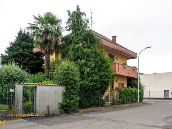 casa indipendente in vendita a Seregno