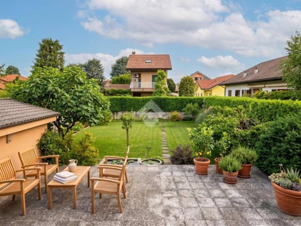 casa indipendente in vendita a Seregno