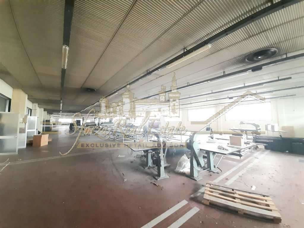 locale commerciale in vendita a Seregno