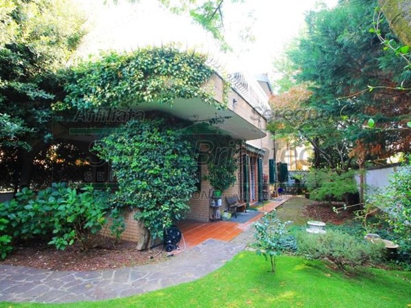 casa indipendente in vendita a Seregno
