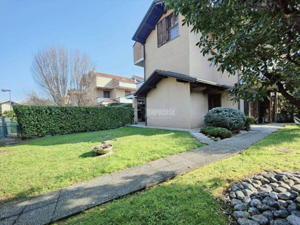 casa indipendente in vendita a Seveso in zona Baruccana