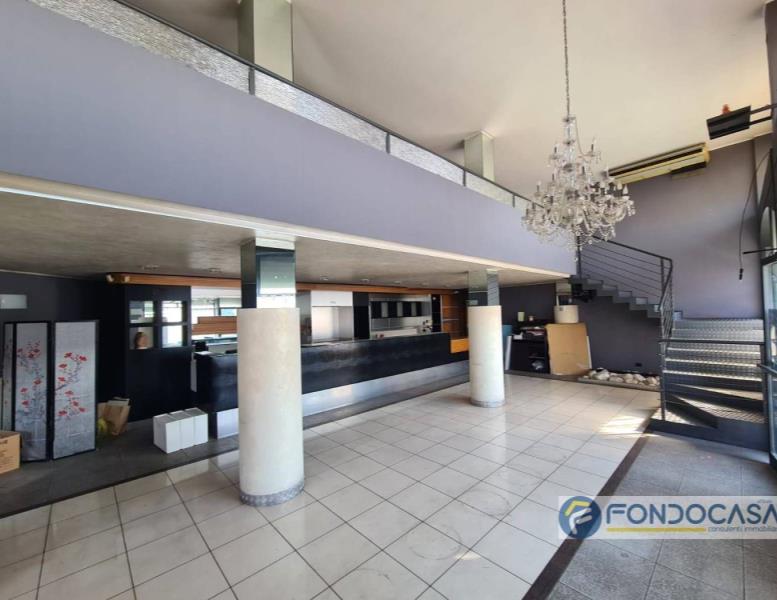 locale commerciale in vendita a Seveso