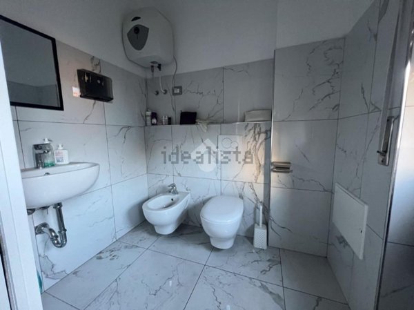 locale commerciale in vendita a Seveso