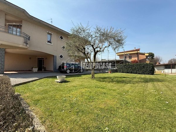 casa indipendente in vendita a Seveso in zona Baruccana