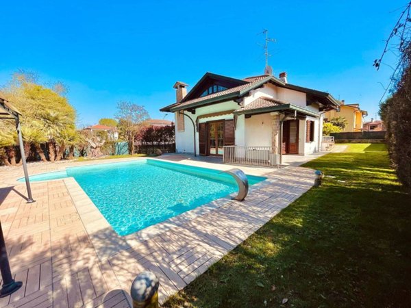 casa indipendente in vendita a Seveso in zona Baruccana