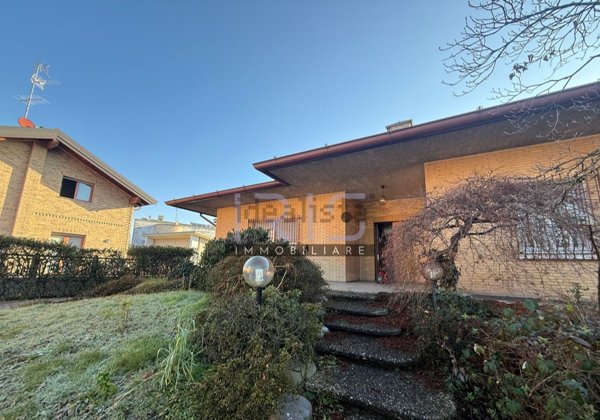 casa indipendente in vendita a Seveso in zona Baruccana