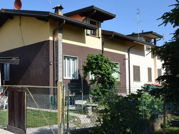 casa indipendente in vendita a Seveso in zona Baruccana