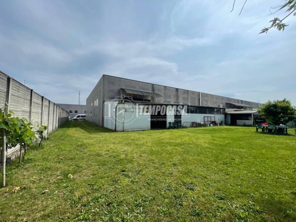 locale commerciale in vendita a Seveso in zona Baruccana