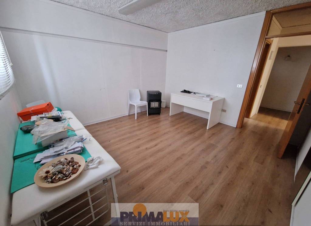 locale commerciale in vendita a Seveso