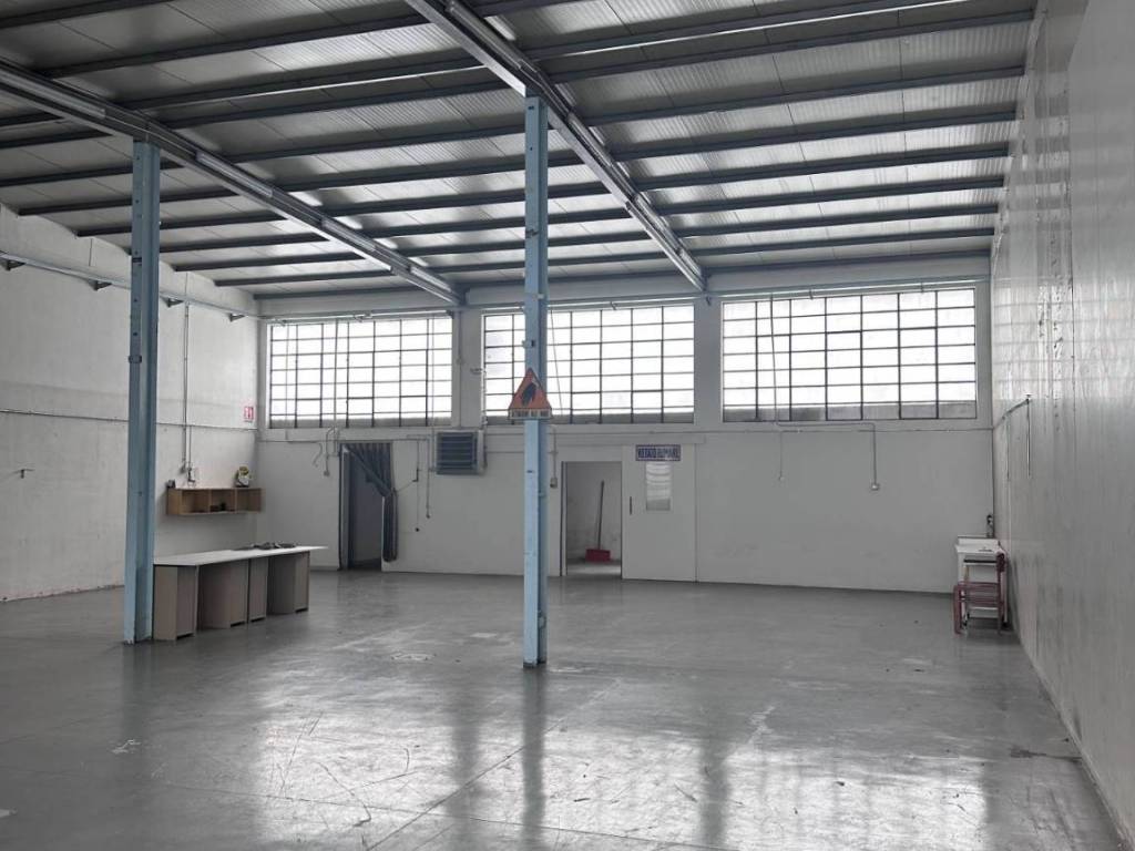negozio in vendita a Seveso in zona Baruccana