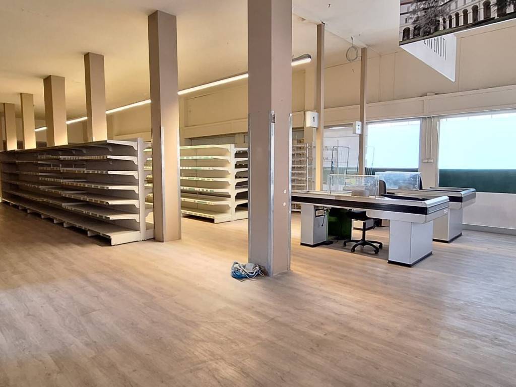 negozio in vendita a Seveso