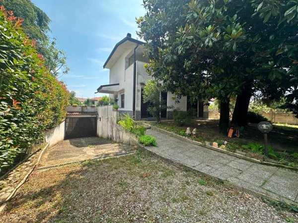 casa indipendente in vendita a Seveso in zona Baruccana