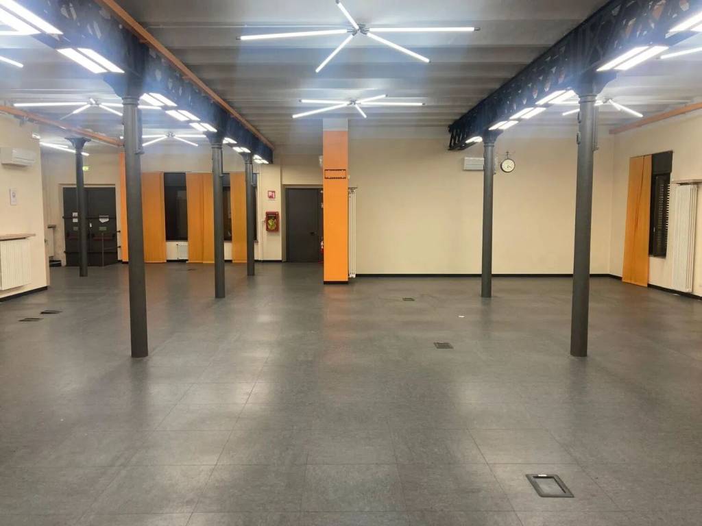 locale commerciale in vendita a Seveso