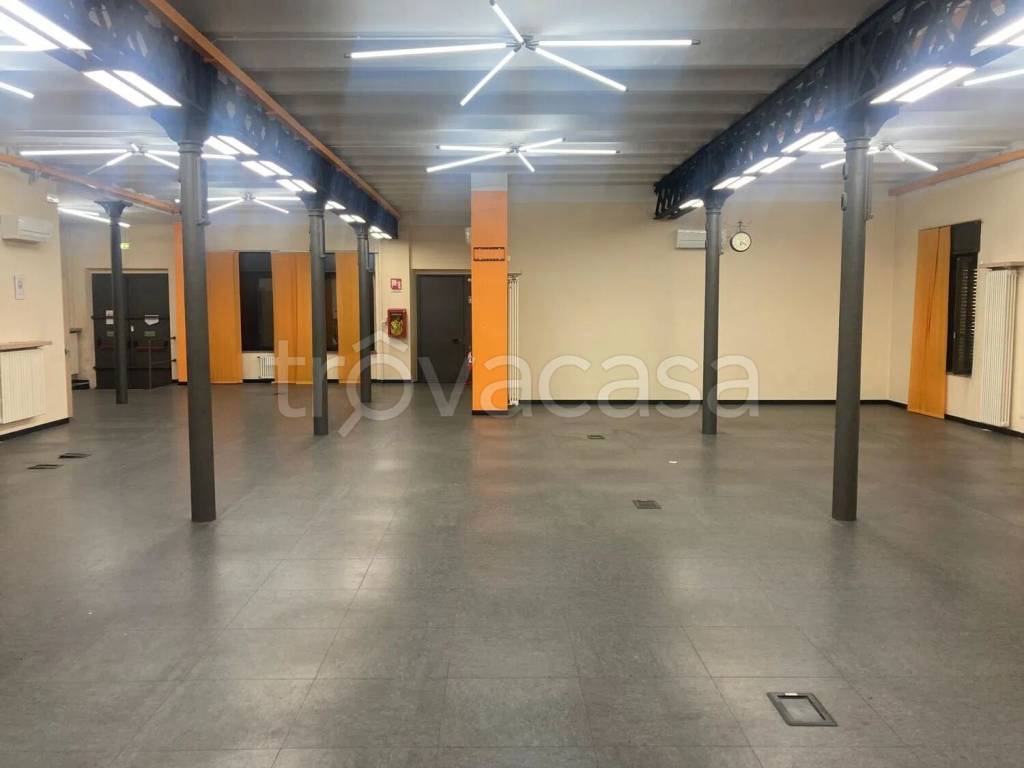 locale commerciale in vendita a Seveso