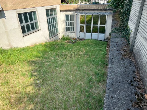 locale di sgombero in vendita a Seveso in zona Baruccana