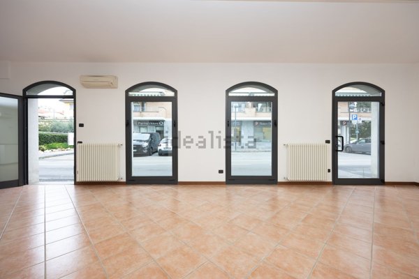 locale commerciale in vendita a Seveso