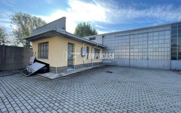locale commerciale in vendita a Seveso