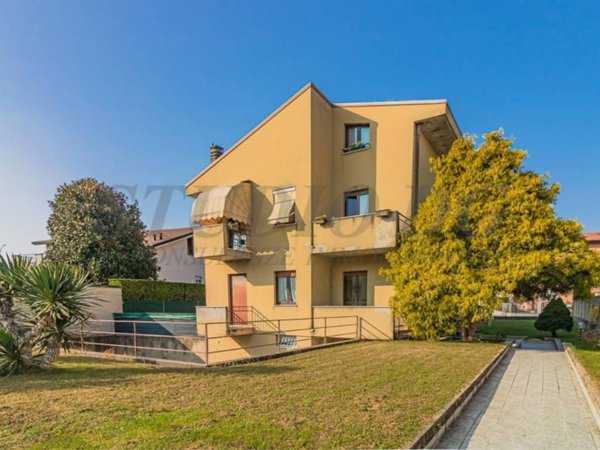 appartamento in vendita a Seveso in zona Baruccana