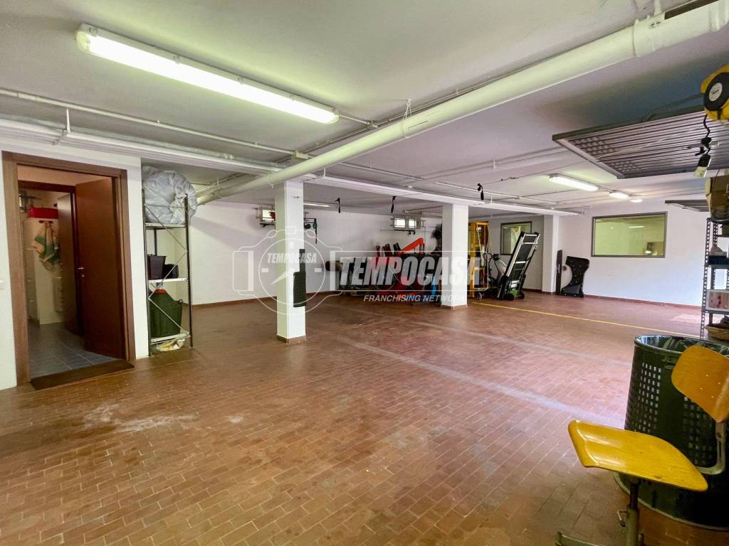 locale commerciale in vendita a Seveso