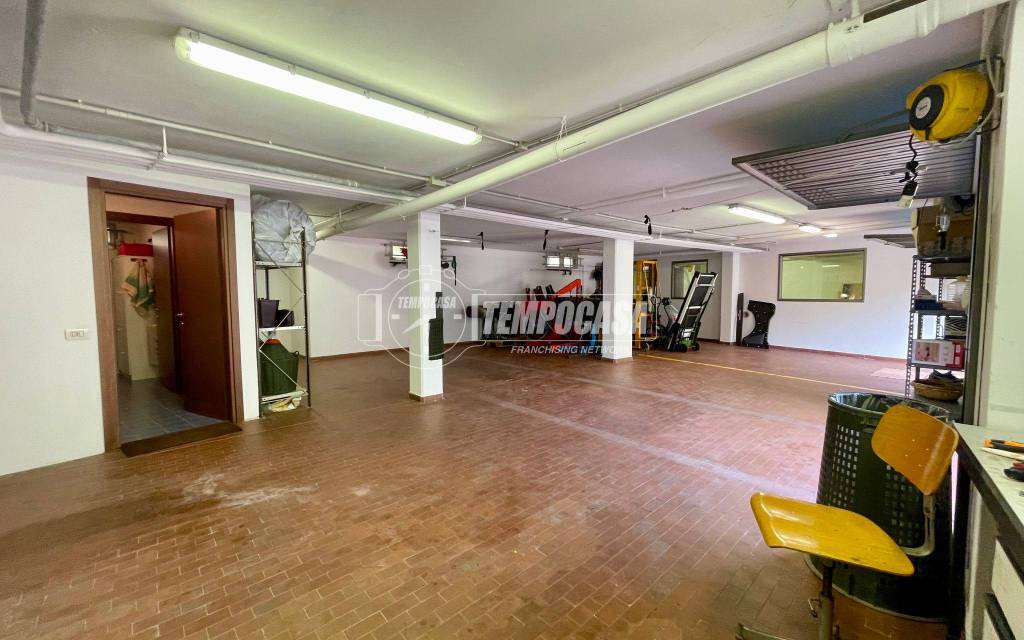 locale commerciale in vendita a Seveso