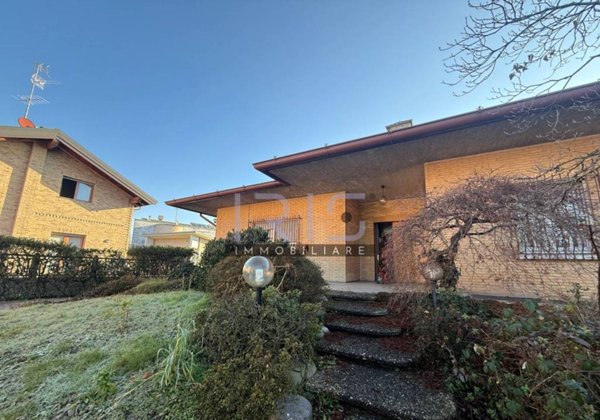 casa indipendente in vendita a Seveso in zona Baruccana
