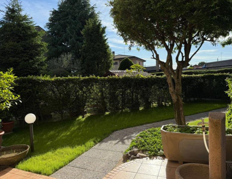 casa indipendente in vendita a Seveso in zona Baruccana