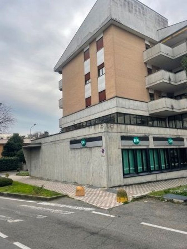 locale commerciale in vendita a Seveso