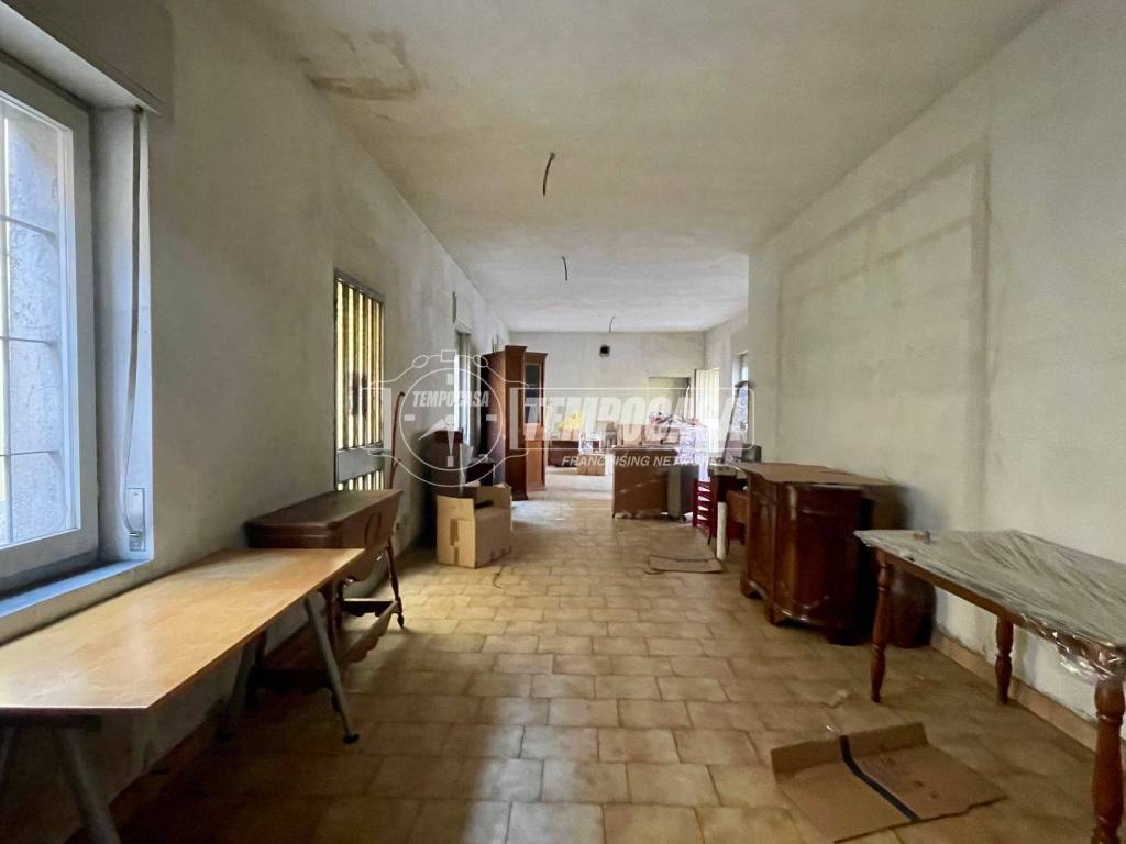 locale commerciale in vendita a Seveso