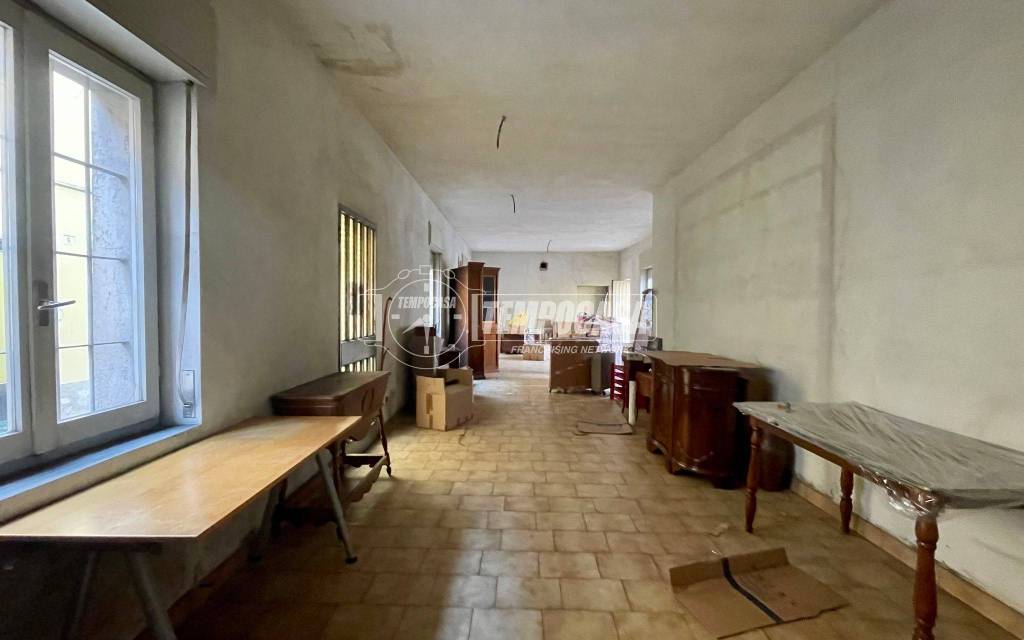 locale commerciale in vendita a Seveso