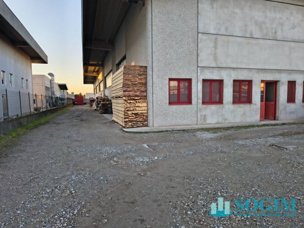 capannone in vendita a Seveso in zona Baruccana