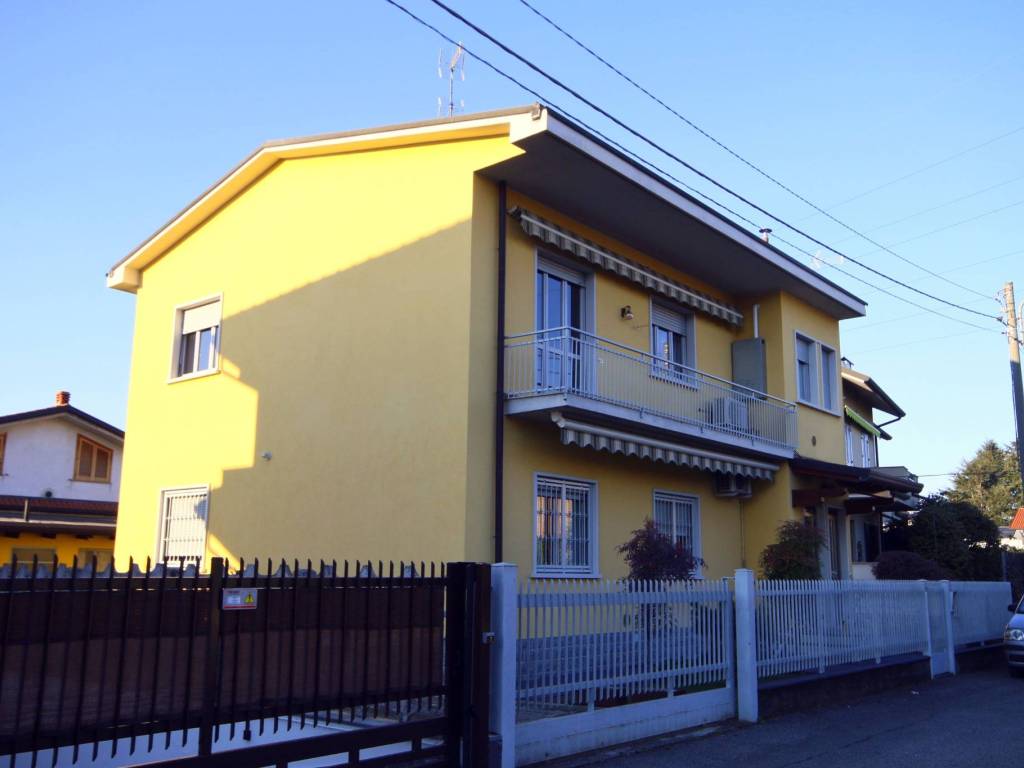 appartamento in vendita a Seveso in zona Baruccana