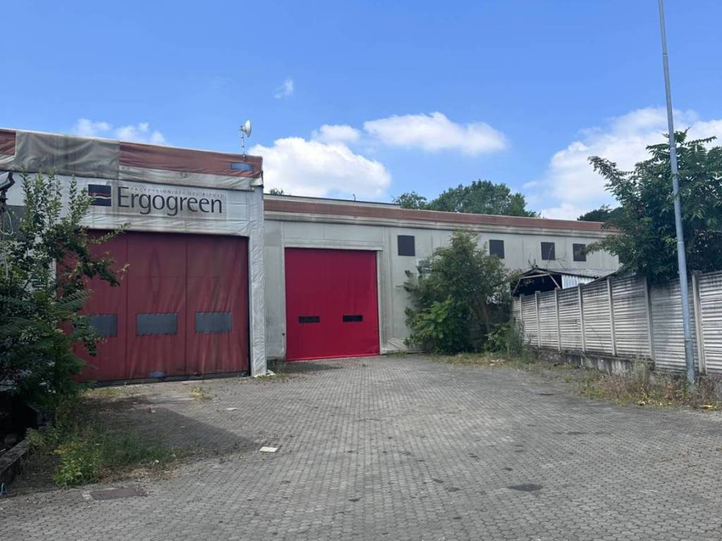 capannone in vendita a Seveso in zona Baruccana